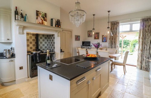 Burton Coggles Casa | THE COACH HOUSE, family friendly, with pool in Burton Coggles