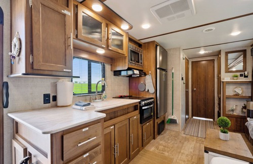 Langworthy Alquiler De RV | The Coastal Conquest Camper Rental, located on Silver Lake in Delhi, IA