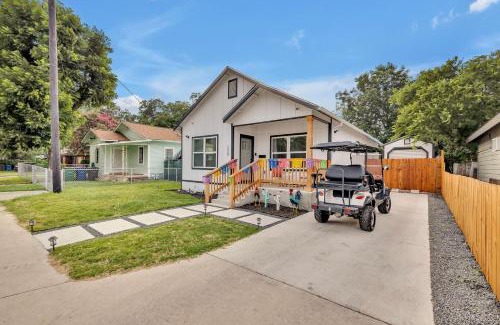 Downtown San Antonio Casa | The Coco House/Lone Star Dist/Jacuzzi/Golf Cart