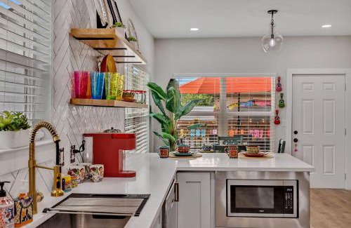 Downtown San Antonio Casa | The Coco House/Lone Star Dist/Jacuzzi/Golf Cart