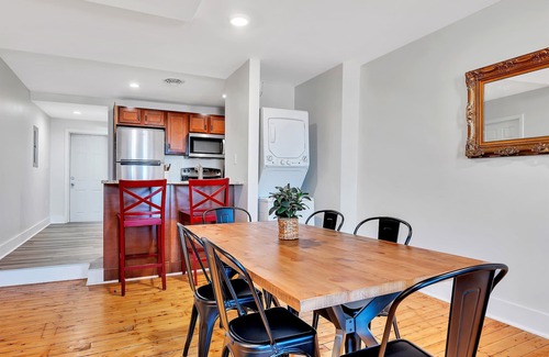 Troy Cabina | The Collar City Oasis |Pet Friendly|Workspace|Laundry|Hospitals & Colleges|WIFI