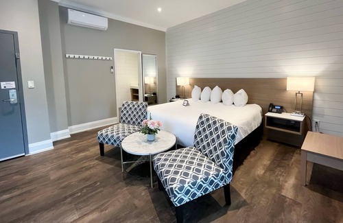 Grand Bend Hotel | The Colonial Hotel -Premium King