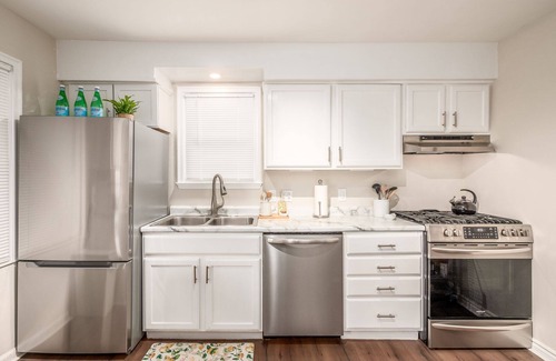 Clintonville Casa | The Columbus Cape Cod Cottage | 1st Floor Beds!