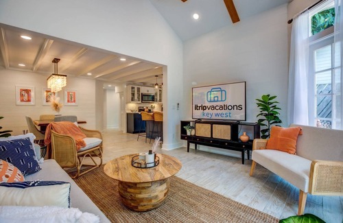 The Meadows Casa | The Conch Chateau: Stylishly Renovated Conch House in the Heart of Key West, Heated/Chilled Pool!