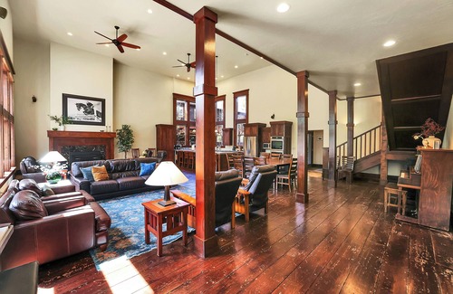 McCall Cabina | The Conifer Lodge in heart of Mccall. Central location for large gatherings!