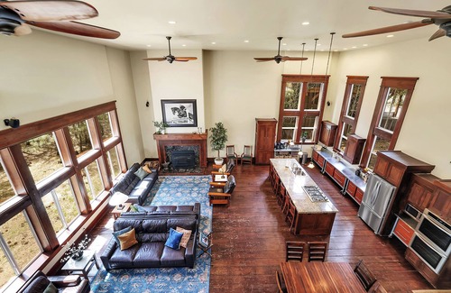 McCall Cabina | The Conifer Lodge in heart of Mccall. Central location for large gatherings!