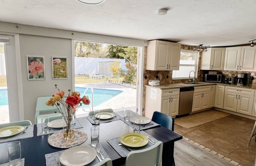 Sarasota Springs Casa | The Coral Cottage close to all that Sarasota has to offer