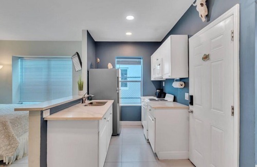 Hollywood Hotel | The Coral House Motel