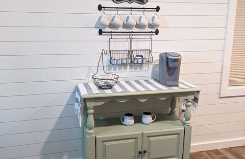 Roland Casa | The Corner Cottage with Private Fishing Pond