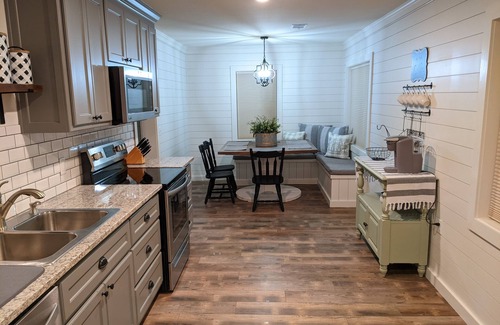 Roland Casa | The Corner Cottage with Private Fishing Pond