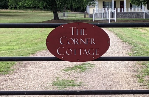 Roland Casa | The Corner Cottage with Private Fishing Pond