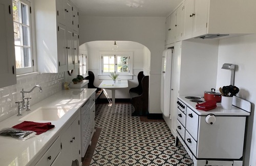 Eagle Cabaña | 1930sWhite Cottage Wedding Venue en Eagle en HGTV!