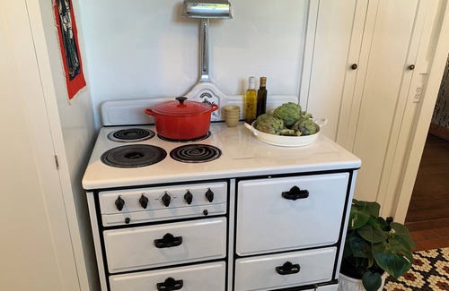 Eagle Cabaña | 1930sWhite Cottage Wedding Venue en Eagle en HGTV!