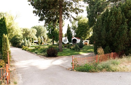 Eagle Cabaña | 1930sWhite Cottage Wedding Venue en Eagle en HGTV!