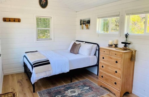 Descanso Cabina | "The Cottage" at Deer Valley Alpaca Farm