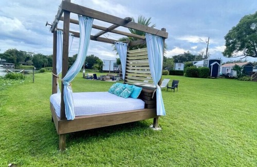 Northwest Orlando Casa | The Lake House: pintoresca casa pequeña llena de encanto.