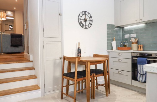 Chagford Cabaña | THE COTTAGE ON THE SQUARE, with a garden in Chagford