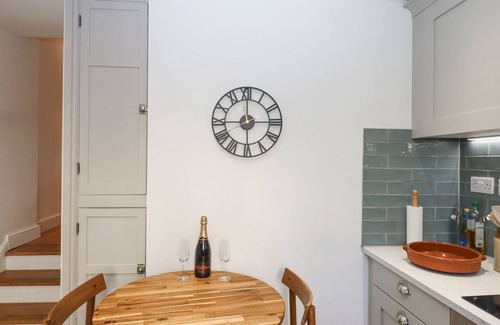 Chagford Cabaña | THE COTTAGE ON THE SQUARE, with a garden in Chagford