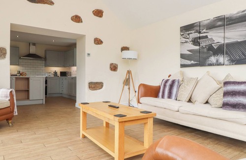 Garn Fadryn Cabaña | THE COTTAGE, pet friendly, country holiday cottage in Llaniestyn