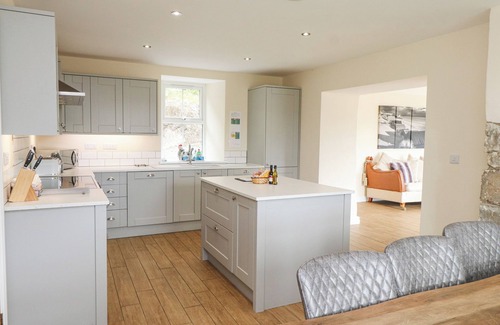 Garn Fadryn Cabaña | THE COTTAGE, pet friendly, country holiday cottage in Llaniestyn