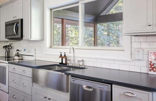 Lake Lure Casa | The Cove Retreat- Hot Tub/Screened Porch/Game Room