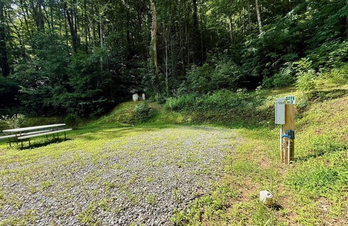 Robbinsville Alquiler De RV | The Cove Site 3- 50 Amp, Full Hookup, Picnic Table