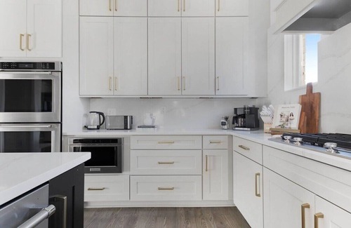 Hope Gardens Casa | The Cowboy - Luxury Home w/ Hot Tub & Sauna!