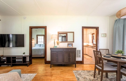 Alexandria Cabina | The Cowdry Cottage | Pet-Friendly | Canoe | Bikes