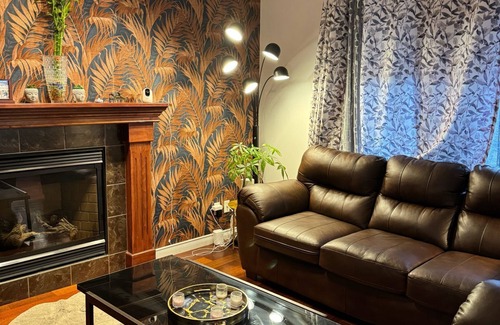 Evanston Casa | The Cozy 3 bedroom House + 2 Living Rooms +Game Room+2.5 Bath+ Central Heat & AC