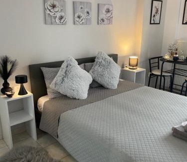 Serres Apartamento | The Cozy Cine-Hub
