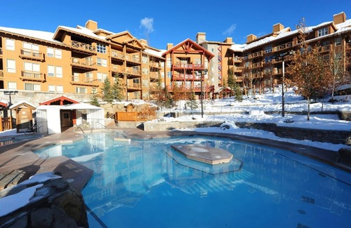 East Kootenay Apartamento | The Cozy Cork | Toby Chair | Sauna | Resort Access