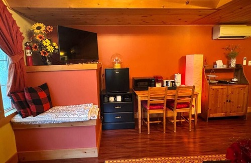 Elora Apartamento | The Cozy Corner, Heritage Elora Log Cabin