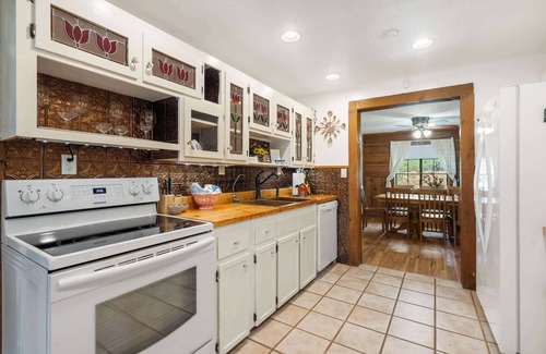Kirbyville Casa | The Cozy Cottage Getaway | Private Pool & Hot Tub
