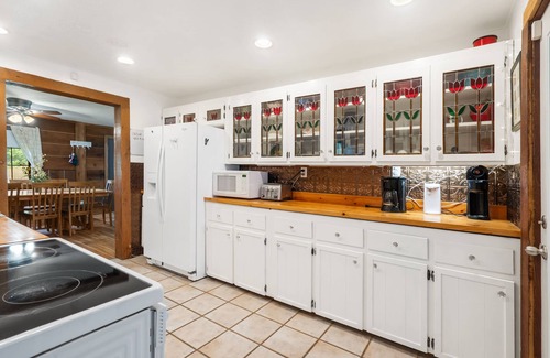 Kirbyville Casa | The Cozy Cottage Getaway | Private Pool & Hot Tub