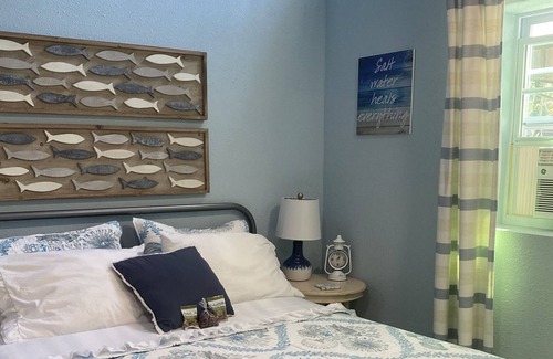 Historic Kenwood Cabaña | The Cozy Cottage