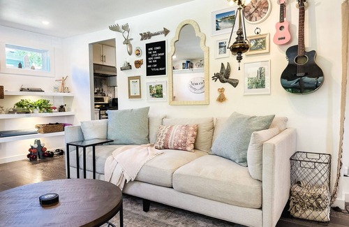 Williamsville Casa | The Cozy Cottage- a Village gem! Sleeps 7-central location-walk to shop & eat!