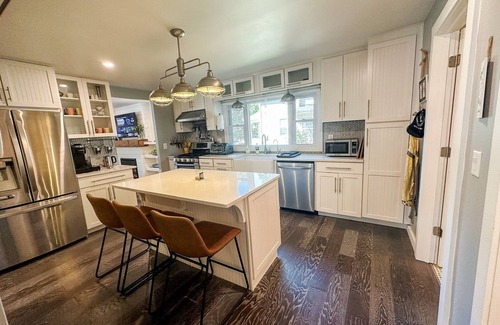 Williamsville Casa | The Cozy Cottage- a Village gem! Sleeps 7-central location-walk to shop & eat!