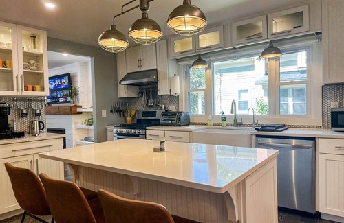 Williamsville Casa | The Cozy Cottage- a Village gem! Sleeps 7-central location-walk to shop & eat!