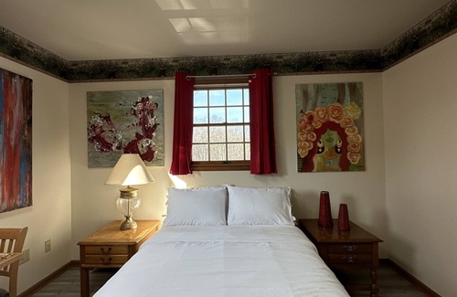 Brodheadsville Cama Y Desayuno | The cozy house where you can stay with your family with a gym, and a game room.