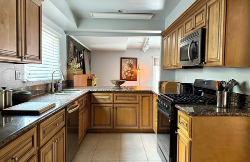 Chatsworth Casa | The Crane: Game & Fitness room, big Pool and yard for kids! Chefs kitchen! Ps5!