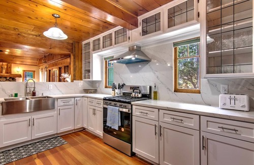 Idyllwild Cabina | The Creek Lodge in Town Center - 2,500 sf Mountain Modern Cabin, Next To Creek!