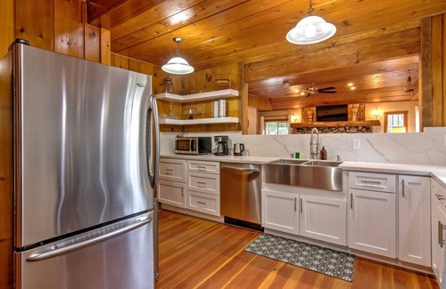 Idyllwild Cabina | The Creek Lodge in Town Center - 2,500 sf Mountain Modern Cabin, Next To Creek!