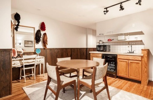 Roselawn Finance Apartamento | The Creek Suite: themed getaway!