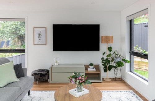 South Launceston Casa | The Crescent, a modern townhouse near LGH & parks