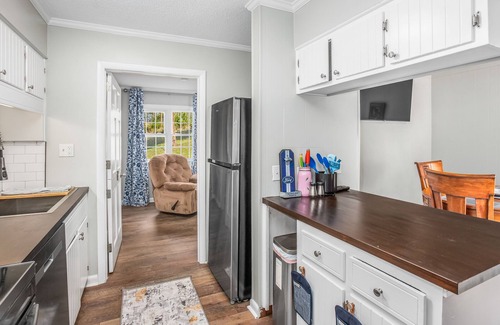 Stokes Casa | The Crestview: Mountain retreat, four minutes from Hanging Rock State Parknn