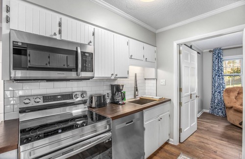 Stokes Casa | The Crestview: Mountain retreat, four minutes from Hanging Rock State Parknn