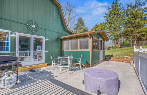 Stokes Casa | The Crestview: Mountain retreat, four minutes from Hanging Rock State Parknn