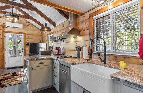 Menlo Casa | The Crow's Nest: huge balcony, fire pit, pets welcome, fireplace, stunning view!