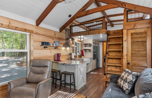 Menlo Casa | The Crow's Nest: huge balcony, fire pit, pets welcome, fireplace, stunning view!