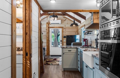 Menlo Casa | The Crow's Nest: huge balcony, fire pit, pets welcome, fireplace, stunning view!